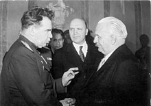 Sovietų Sąjungos maršalas Čuikovas, SSRS ambasadorius Vladimiras Semionovas ir Vilhelmas Pjekas