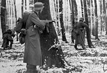 Niemieckie wojska walczące w Ardenach. Żołnierz na pierwszym planie ma nowy StG-44 Heer's, pierwszy na świecie karabin szturmowy.