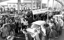 Bornholmer Strasse, 1989: After the fall of the Wall, visitors from the GDR are greeted by a welcoming palace.