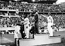 Jesse Owens poodiumil pärast kaugushüppe võitmist 1936. aasta suveolümpiamängudel