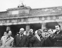 The delegation of the Palestinian Liberation Organization, led by the Chairman of the Executive Committee, Yasser Arafat (4th from right), visited the border between West and East Berlin at the Brandenburg Gate on November 2, 1971.