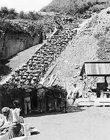 Todesstiege ("Schody śmierci") w kamieniołomie obozu koncentracyjnego Mauthausen w Górnej Austrii. Więźniowie byli zmuszani do noszenia ciężkich kamieni po schodach. W stanie ciężkiego osłabienia niewielu więźniów było w stanie długo wytrzymać tę ciężką pracę.