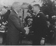 Presidentti Truman luovuttaa kunniamitalin Robert E. Bushille.