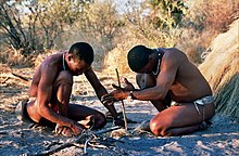 Feuer von Hand eröffnen. Die San in Botswana