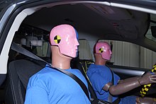 Doi manechine de crash test în interiorul unui Subaru Outback.