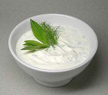 Cacık, en tyrkisk kold yoghurtsort til forretter