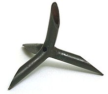 Caltrop używany przez US Office of Strategic Services. Puste kolce przebijają samouszczelniające się opony gumowe. Otwór w środku umożliwia ucieczkę powietrza, nawet jeśli drugi koniec rury jest uszczelniony miękkim podłożem.