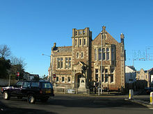 康伯恩公共图书馆和理查德-特雷维西克的雕像