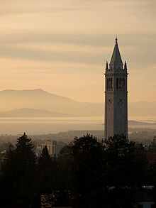 Sather Tower met uitzicht op de baai van San Francisco en de Mount Tamalpais.