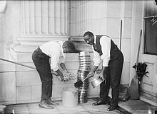 Două femei de serviciu care fac curățenie la clădirea Capitoliului SUA, 1914
