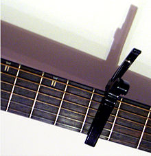 Un capo sur une guitare