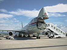 Cargolux 747-400F med lastdøren åben.  