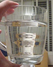 Un efecto "espejismo" visto a través del agua azucarada.