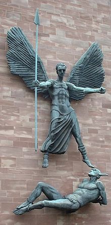 La Vittoria di San Michele sul Diavolo , una scultura di Sir Jacob Epstein sul muro della cattedrale.