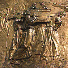 Transport der Bundeslade: Vergoldetes Basrelief in der Auch-Kathedrale