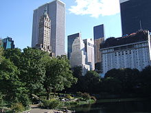 Hotel Sherry-Netherland, General Motors Building, 745 5th Avenue, on the right the Plaza Hotel and behind it the Solow Building, in the background the Sony Building