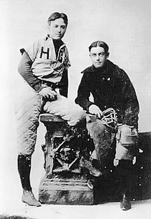 Charles Ives, balra, a baseball csapat kapitánya és a Hopkins Gimnázium dobója.