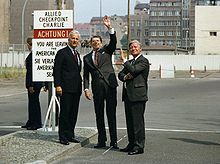 Von Weizsäcker con il presidente americano Ronald Reagan e l'ex cancelliere tedesco Helmut Schmidt, 1985