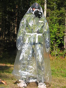 Un soldat de l'armée suédoise portant une combinaison de protection contre les agents chimiques (C-vätskeskydd) et un masque de protection (skyddsmask 90)