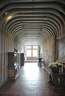 The large-format Renaissance tapestry "Bataille du Champs des Merles" on the right in the picture on the second floor of the vestibule in Chenonceau Castle shows motifs of the battle