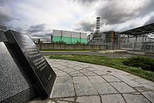 Reaktor Nr. 4 des Kernkraftwerks Tschernobyl, der umschließende Sarkophag und das Denkmal, 2009