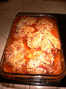 Pollo a la parmesana recién cocinado.  