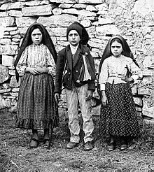 Lúcia Santos (links) met haar neven Jacinta en Francisco Marto, 1917.  