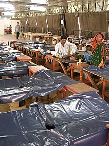 Choleraziekenhuis in Dhaka, met typische "cholerabedden" die gemakkelijk te ontsmetten zijn.  