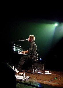 Chrisas Martinas groja "Trouble" pianinu per koncertą Brazilijoje, 2007 m. vasaris