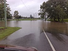 Uma rua inundada em Warwick