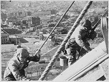 Ehitustööde administratsiooni töötajad puhastavad ja värvivad Colorado osariigi kapitooliumi kuldset kupplit (1934)