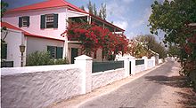 Ulice v Cockburn Town, hlavním městě ostrovů Turks a Caicos
