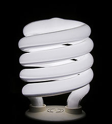 O lampă fluorescentă compactă, care a fost populară în rândul consumatorilor nord-americani de la introducerea sa la mijlocul anilor 1990.