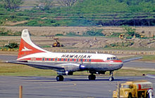 A Hawaiian Convair 640-es turbólégcsavaros utasszállító repülőgépe Honoluluban, 1971-ben. A légitársaság 1952-től 1974-ig üzemeltette a Convaireket.