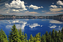 Udsigt til det klare blå vand i Crater Lake