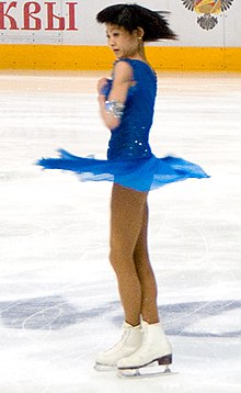 O momento angular da patinadora no gelo é conservado - como ela retrai seus braços e pernas, seu momento de inércia diminui, mas sua velocidade angular aumenta para compensar.