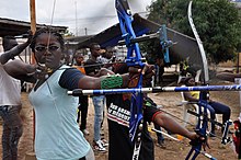 Vrouwelijke boogschutter in Benin.  
