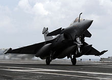 Dassault Rafale M laskeutuu amerikkalaiselle lentotukialukselle USS Dwight D. Eisenhower.