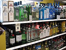 Бутылки с джином в винном магазине