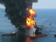 Platforma wiertnicza Deepwater Horizon po wybuchu w 2010 roku.