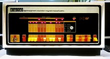 Frontpanel på en tidlig minicomputer med kontakter til indtastning af maskinkode