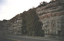Un dyke de diabase traversant des lits de calcaire horizontaux en Arizona.