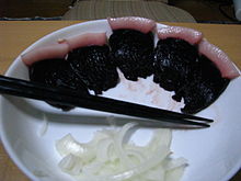 Talerz sashimi z delfinów.