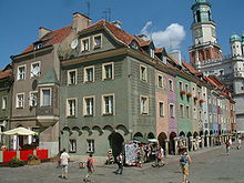 Poznan'ın uzun ve dar şehir evleri farklı renklere boyanmıştır.