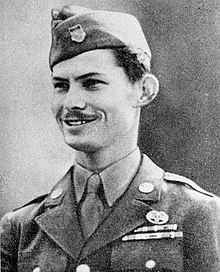 Doss při přebírání Medaile cti v říjnu 1945  