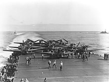 VT-6's Devastators om bord på USS Enterprise forberedes til at lette under slaget.  
