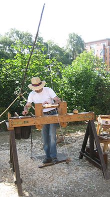 A foot rocker and a cord are used to set the rotating part in rotation on the rocker lathe.
