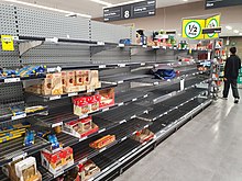 Niedobór żywności w supermarkecie w Melbourne.