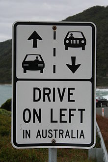Un cartello sulla Great Ocean Road australiana ricorda agli automobilisti stranieri di tenere la sinistra.