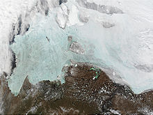 Foto satellitare delle Nuove Isole Siberiane, con il Mare di Laptev a sinistra e parte del Mare Siberiano Orientale a destra.